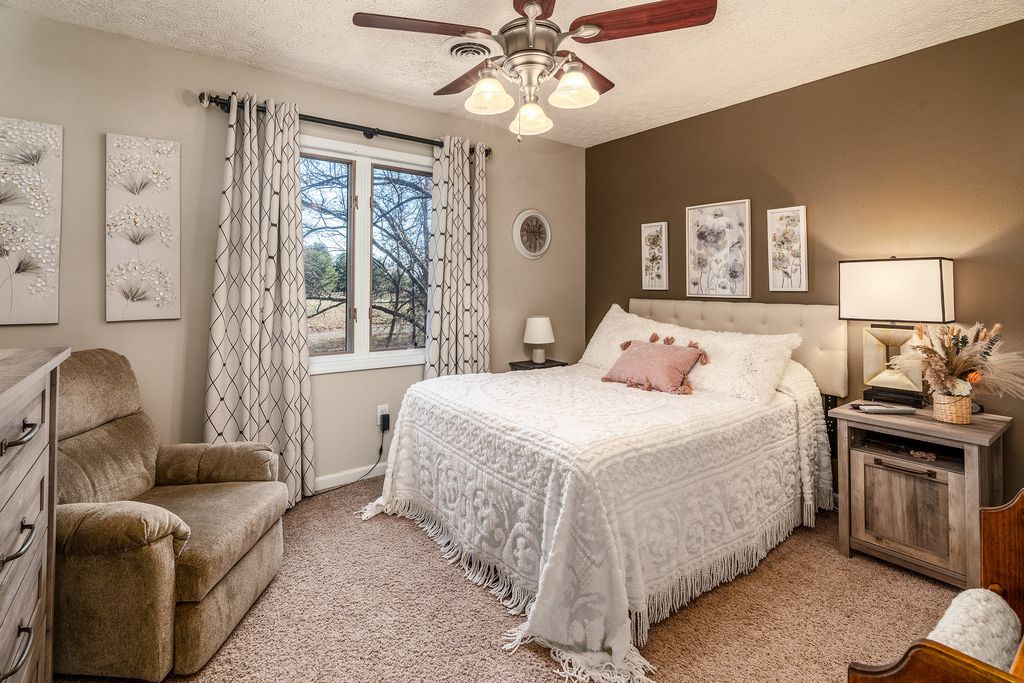 Image 32 of property listing at 2004 Northwoods Place, Mt Vernon, IL 62864