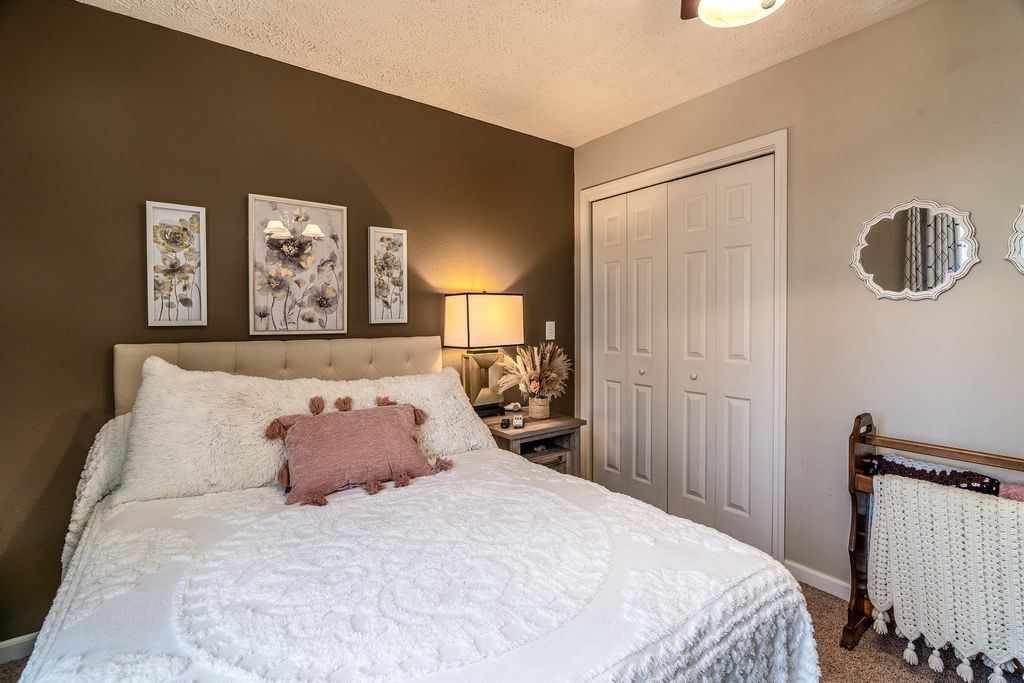 Image 33 of property listing at 2004 Northwoods Place, Mt Vernon, IL 62864