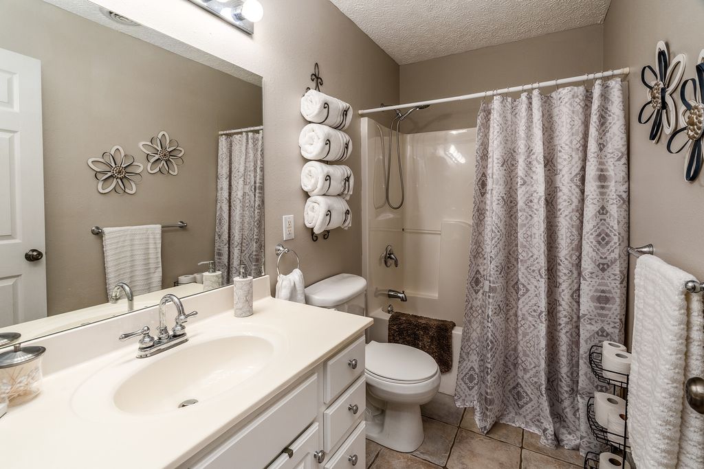 Image 34 of property listing at 2004 Northwoods Place, Mt Vernon, IL 62864