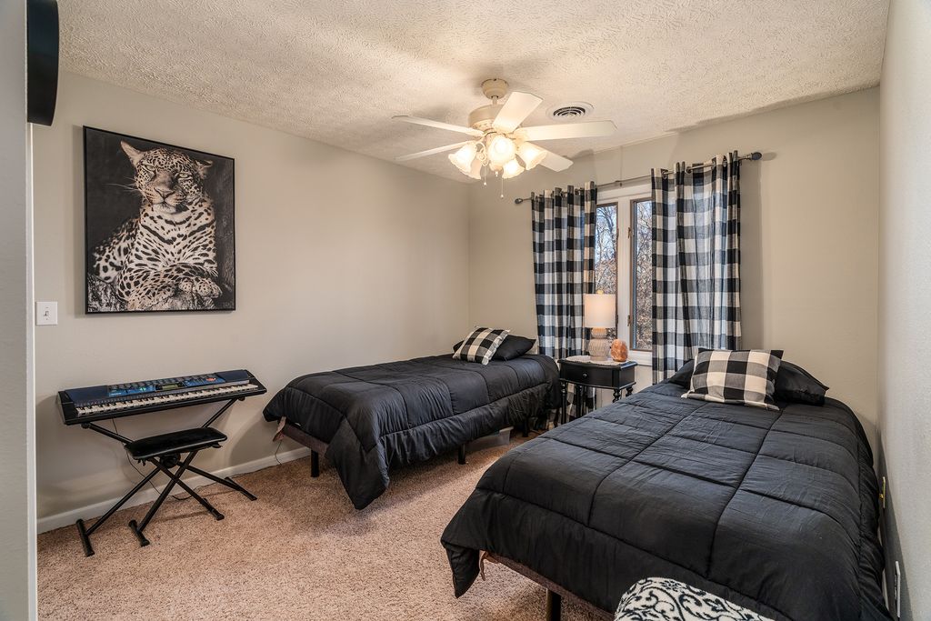 Image 35 of property listing at 2004 Northwoods Place, Mt Vernon, IL 62864