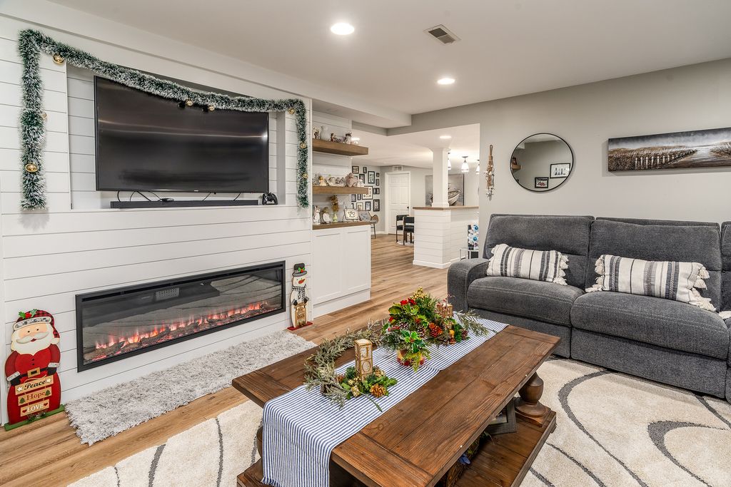 Image 37 of property listing at 2004 Northwoods Place, Mt Vernon, IL 62864