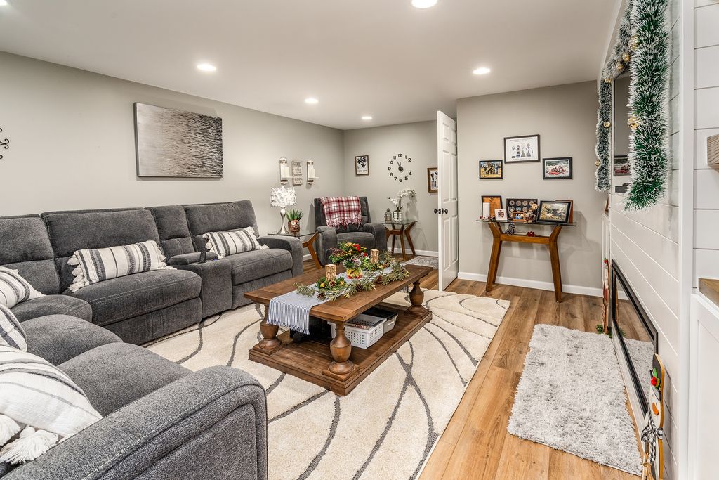 Image 38 of property listing at 2004 Northwoods Place, Mt Vernon, IL 62864