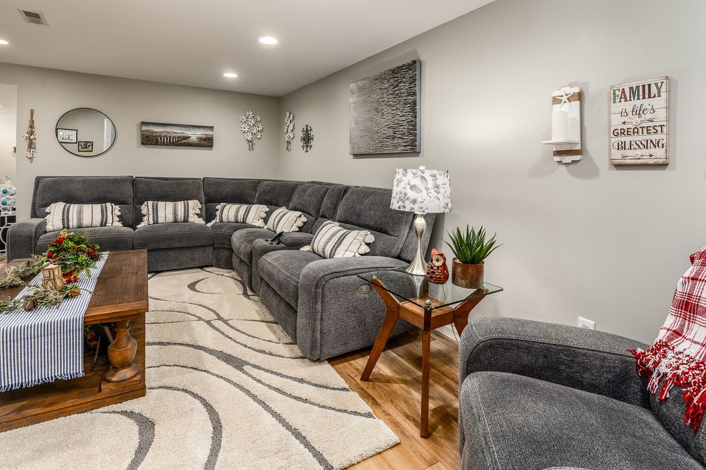 Image 39 of property listing at 2004 Northwoods Place, Mt Vernon, IL 62864