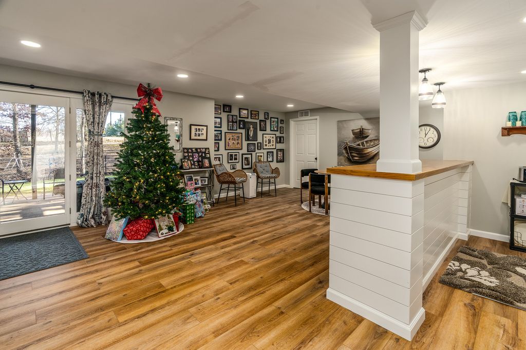 Image 40 of property listing at 2004 Northwoods Place, Mt Vernon, IL 62864