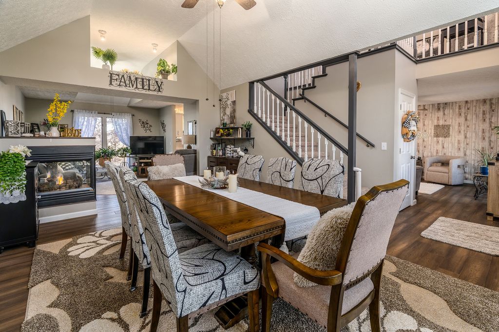 Image 5 of property listing at 2004 Northwoods Place, Mt Vernon, IL 62864