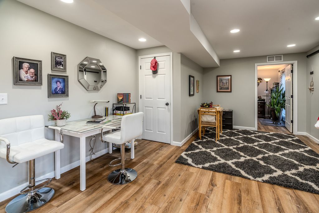 Image 43 of property listing at 2004 Northwoods Place, Mt Vernon, IL 62864