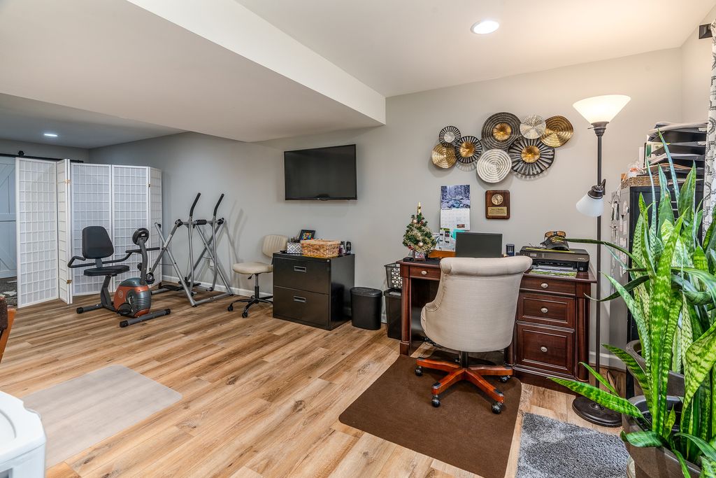 Image 44 of property listing at 2004 Northwoods Place, Mt Vernon, IL 62864