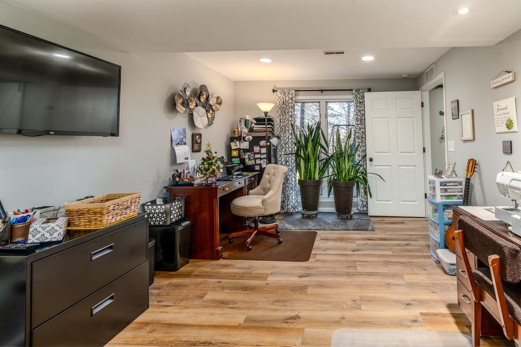 Image 45 of property listing at 2004 Northwoods Place, Mt Vernon, IL 62864