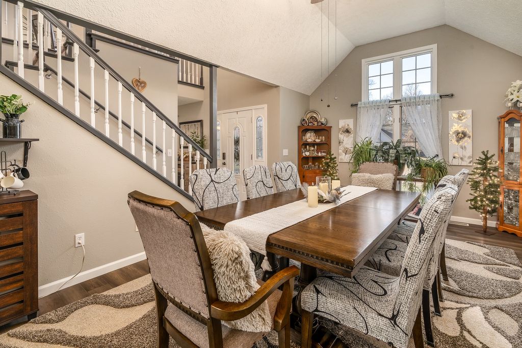 Image 6 of property listing at 2004 Northwoods Place, Mt Vernon, IL 62864