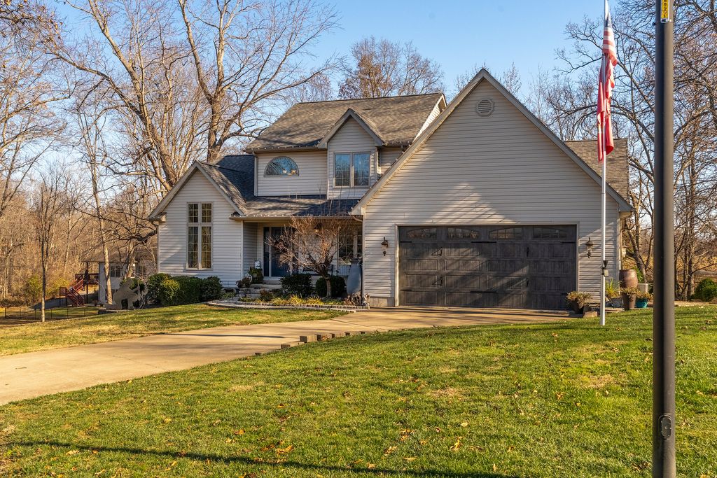 Image 52 of property listing at 2004 Northwoods Place, Mt Vernon, IL 62864