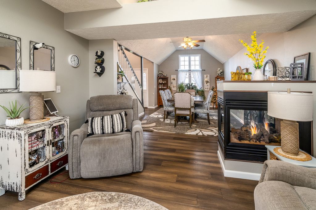 Image 7 of property listing at 2004 Northwoods Place, Mt Vernon, IL 62864