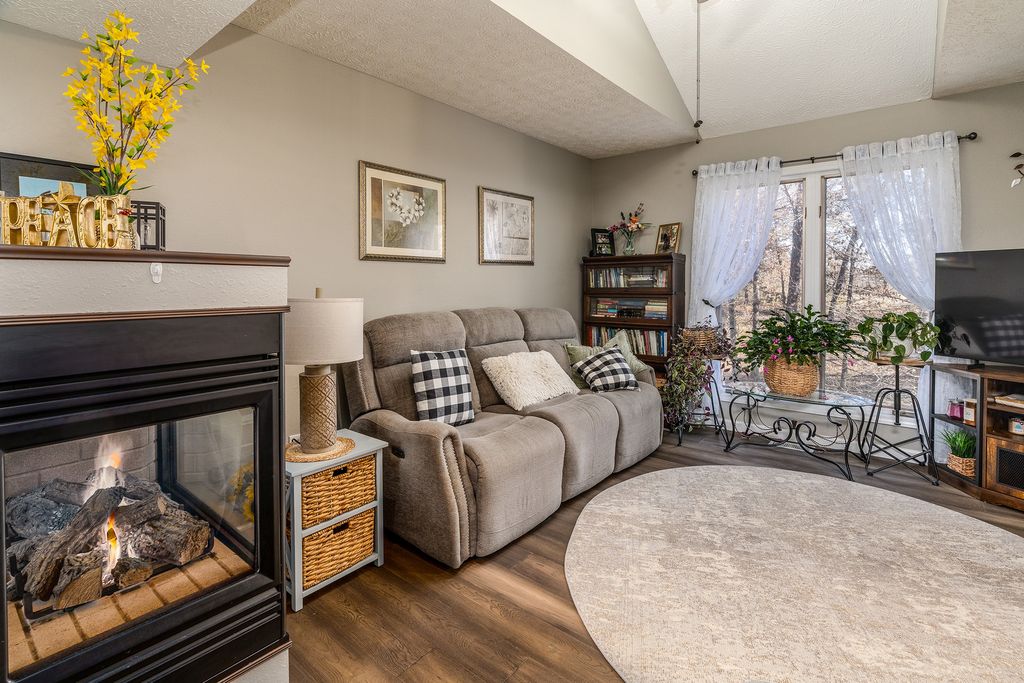 Image 8 of property listing at 2004 Northwoods Place, Mt Vernon, IL 62864