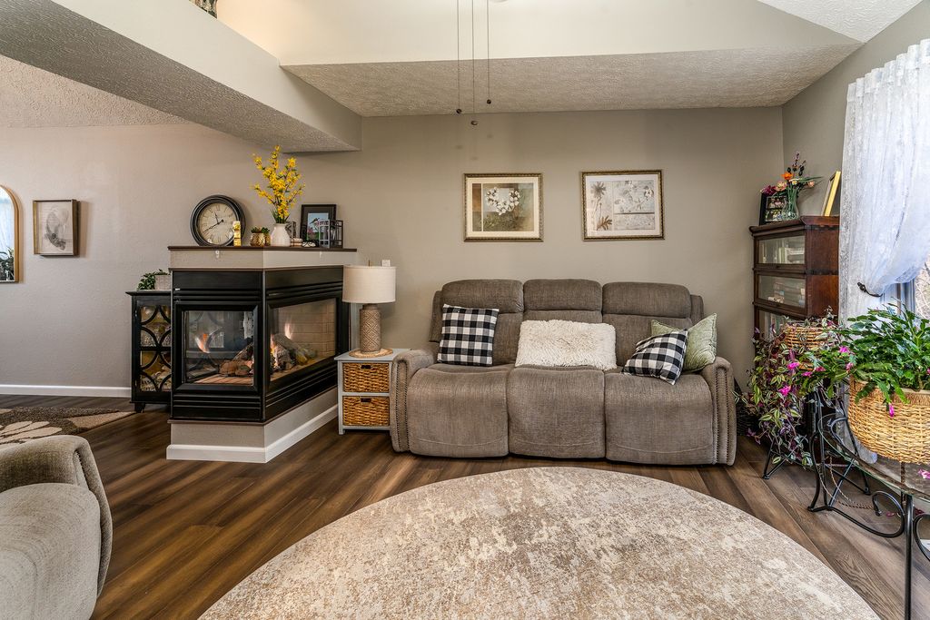 Image 9 of property listing at 2004 Northwoods Place, Mt Vernon, IL 62864