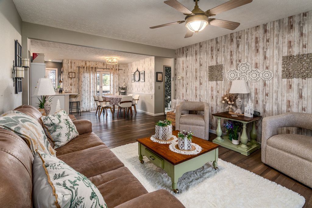 Image 10 of property listing at 2004 Northwoods Place, Mt Vernon, IL 62864