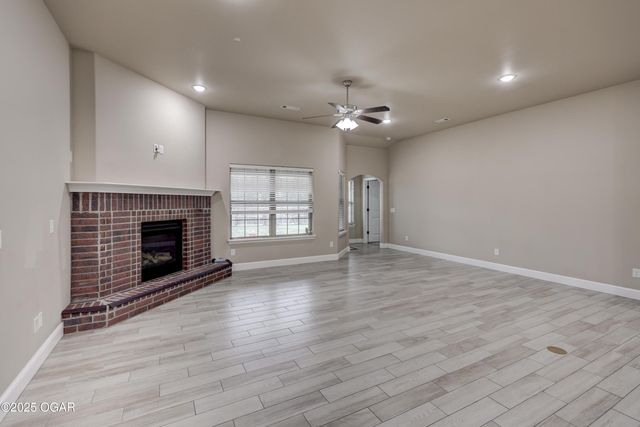 1207 E Par Circ;le, Neosho, MO 64850