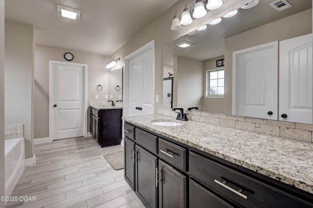 1207 E Par Circ;le, Neosho, MO 64850