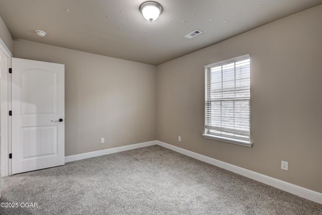 1207 E Par Circ;le, Neosho, MO 64850