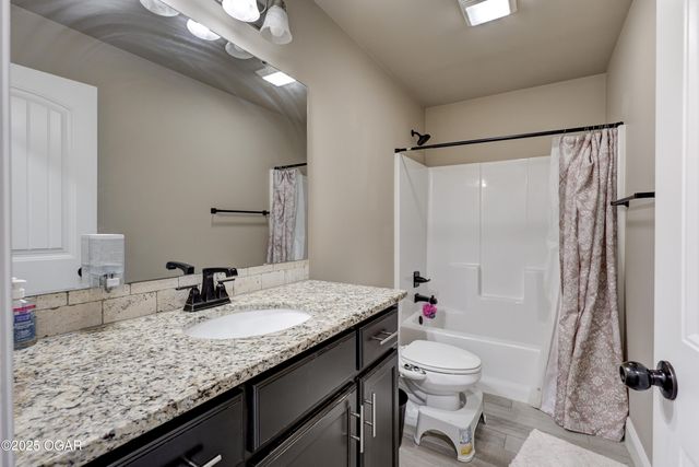 1207 E Par Circ;le, Neosho, MO 64850