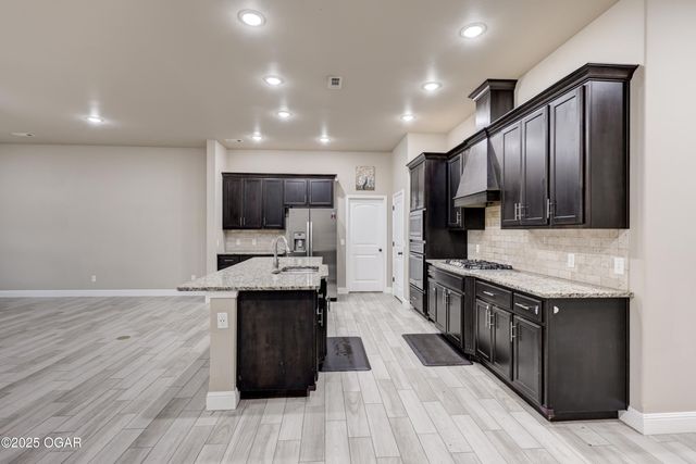 1207 E Par Circ;le, Neosho, MO 64850