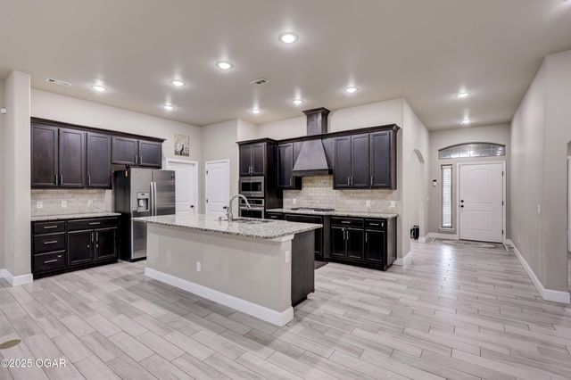 1207 E Par Circ;le, Neosho, MO 64850