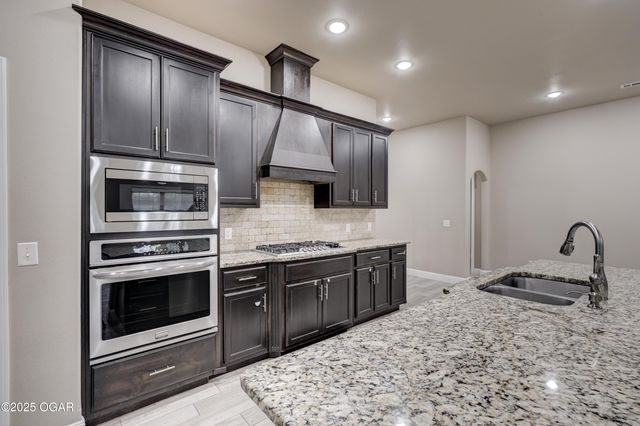 1207 E Par Circ;le, Neosho, MO 64850