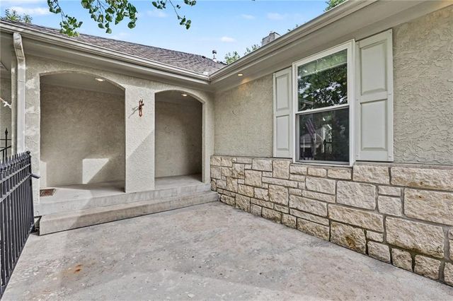 4008 SW HOMESTEAD Drive, Lee's Summit, MO 64082