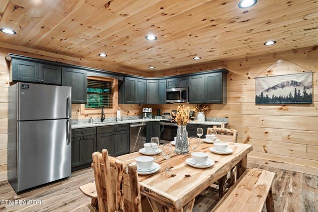 3211 Old Mountain Rd, Sevierville, TN 37876