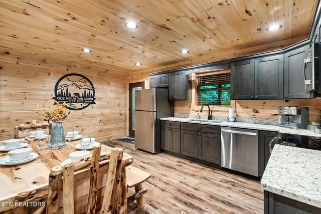 3211 Old Mountain Rd, Sevierville, TN 37876