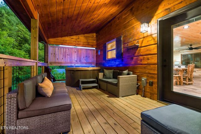 3211 Old Mountain Rd, Sevierville, TN 37876