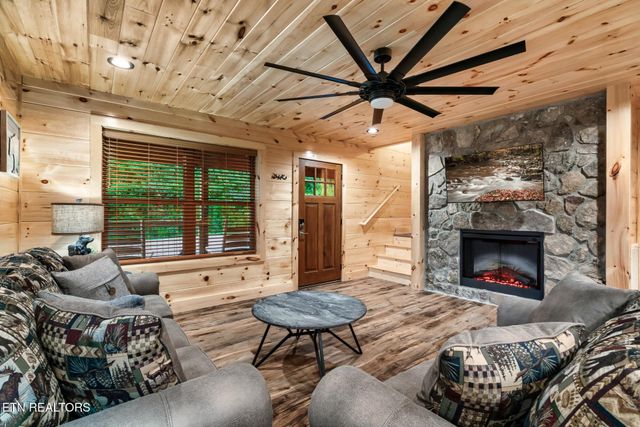 3211 Old Mountain Rd, Sevierville, TN 37876
