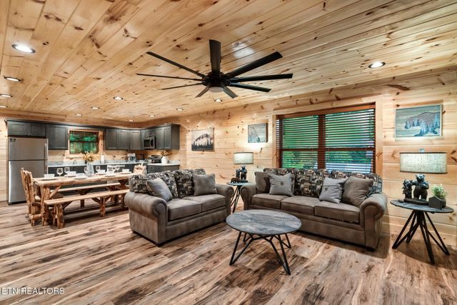 3211 Old Mountain Rd, Sevierville, TN 37876