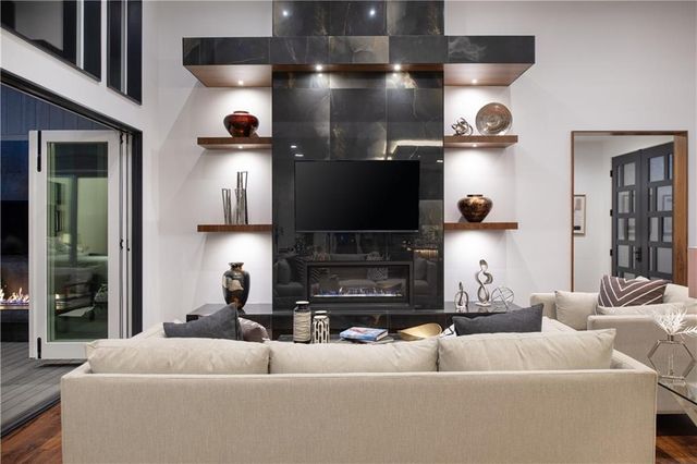 2150 Palisades Drive, Riverside, MO 64150