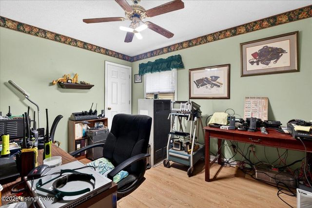404 Cedarview Dr, Shepherdsville, KY 40165