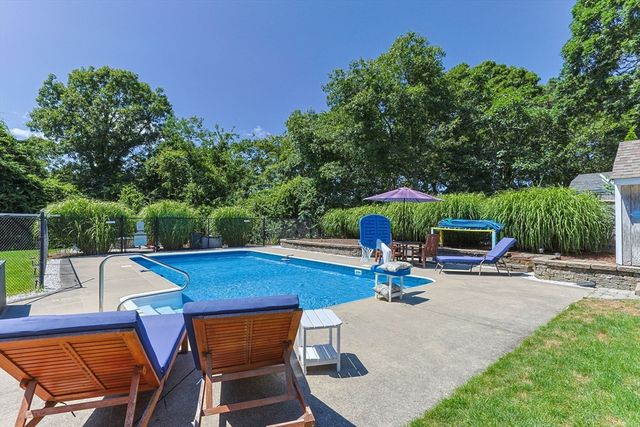 118 Wayside Dr, Brewster, MA 02631
