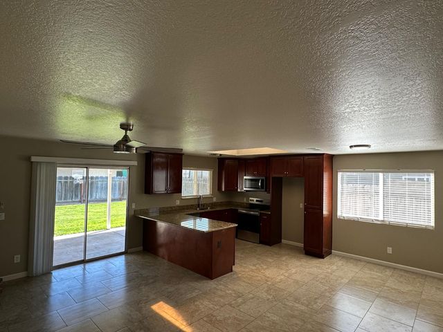 924 Kingery Dr, Ripon, CA 95366