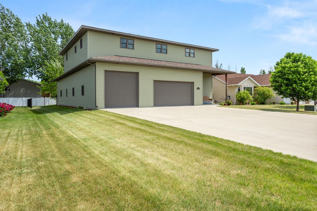 606 3 Street E, Horace, ND 58047