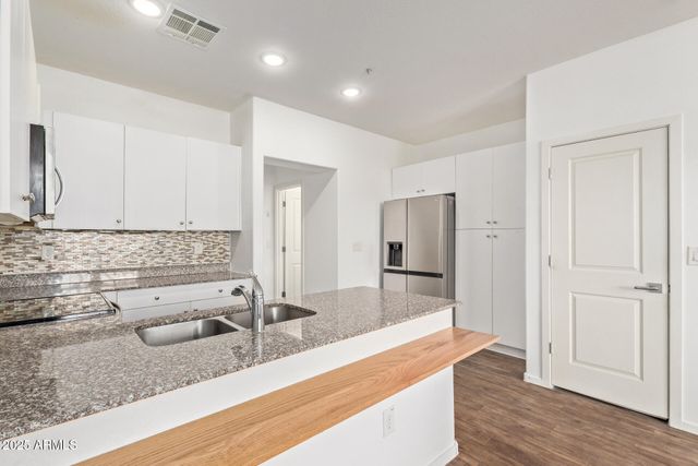 2323 E HUNTINGTON Drive, Phoenix, AZ 85040