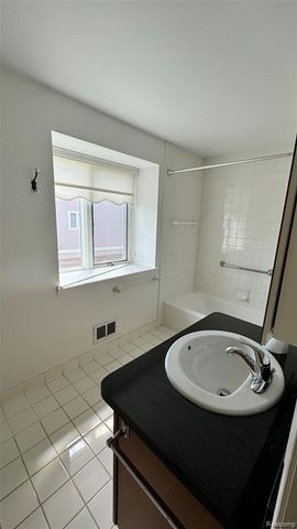 20014 Great Oaks Circle 402, Clinton Township, MI 48036