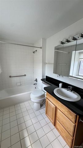 20014 Great Oaks Circle 402, Clinton Township, MI 48036