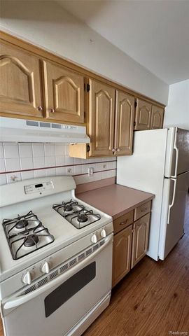 20014 Great Oaks Circle 402, Clinton Township, MI 48036