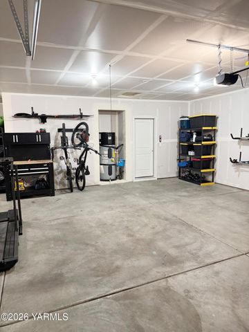 6111 Ian Ave, Yakima, WA 98903