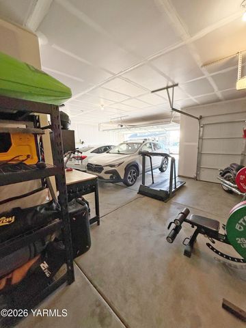 6111 Ian Ave, Yakima, WA 98903