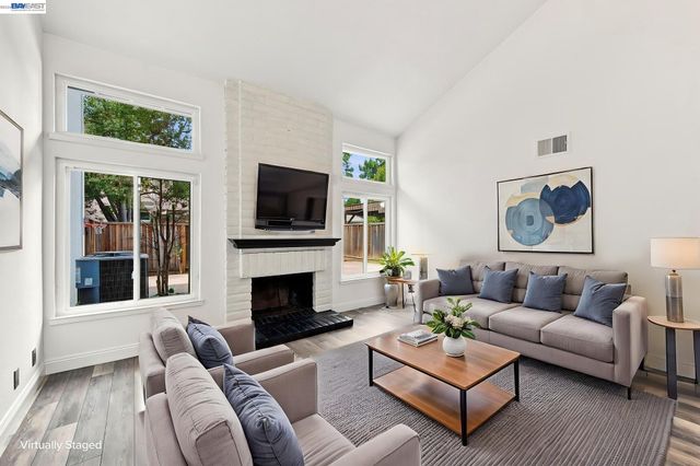 2423 Blackpool Ln, San Leandro, CA 94577