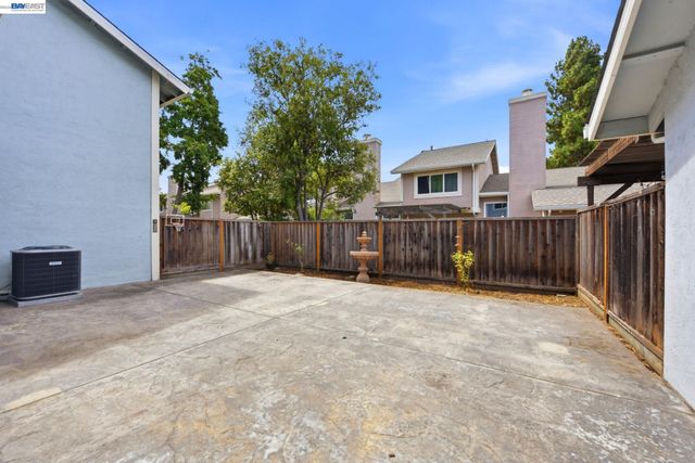 2423 Blackpool Ln, San Leandro, CA 94577