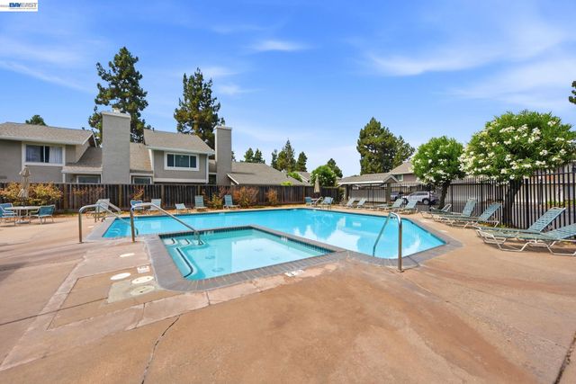 2423 Blackpool Ln, San Leandro, CA 94577
