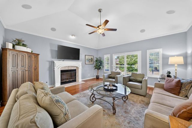 6652 N Seedlescombe Drive, Fresno, CA 93711