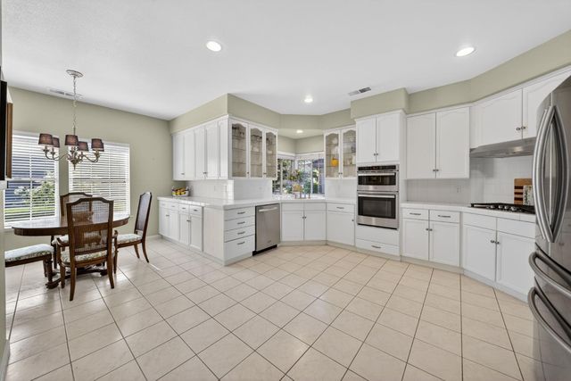 6652 N Seedlescombe Drive, Fresno, CA 93711