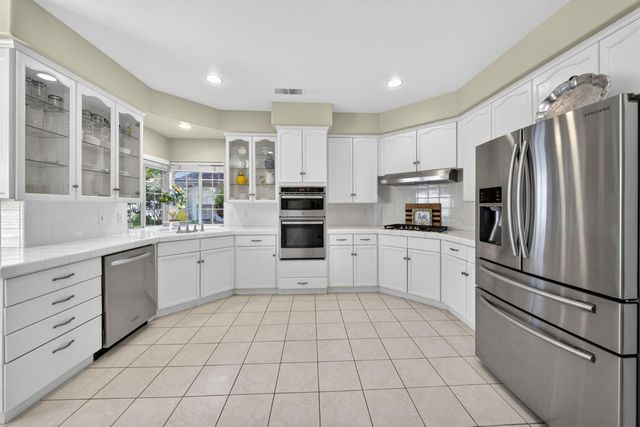 6652 N Seedlescombe Drive, Fresno, CA 93711