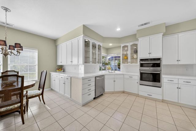6652 N Seedlescombe Drive, Fresno, CA 93711