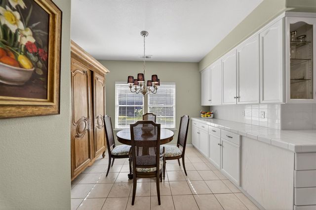 6652 N Seedlescombe Drive, Fresno, CA 93711